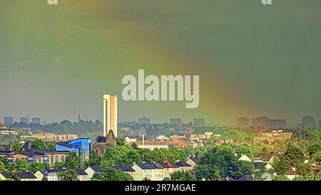 Glasgow, Schottland, Vereinigtes Königreich, 16. Juni 2023. UK Weather: Höchstes denkmalgeschütztes Gebäude im schottischen anniesland Court Tower. Heiße Säge, heftiger Regen, Donner und Blitze über dem Stadtzentrum. Credit Gerard Ferry/Alamy Live News Stockfoto