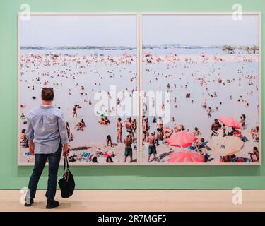 London, den 16. Juni 2023. Ein Besucher sieht Massimo Vitali, Piscinao de Ramos, Brasilien (Diptych), 2013. Zivilisation: The Way We Live Now ist eine Wahrzeichen-Ausstellung, die die visuellen Fäden des sich ständig ändernden, außergewöhnlich komplexen Lebens der Menschheit auf der ganzen Welt durch die Augen von 150 der weltweit erfolgreichsten Fotografen verfolgt. Zivilisation: The Way We Live Now ist bis zum 17. September in der Saatchi-Galerie. Kredit: Imageplotter/Alamy Live News Stockfoto