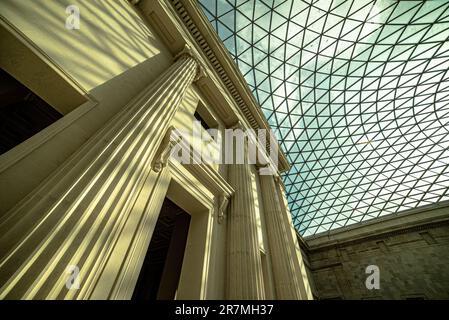 British Museum in London, England mit fantastischem, einzigartigem Blick auf die offene, lichtdurchflutete Decke im Gebäude. Stockfoto