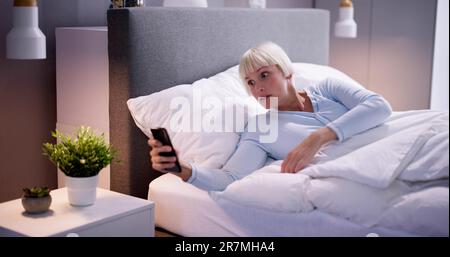 Eine Frau, Die Zu Spät In Panik Aufwacht. Verschlafen Und Spät Zur Arbeit Stockfoto