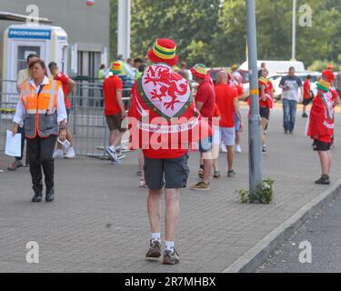 Cardiff, Großbritannien. 20. November 2022. Wales-Fans begeben sich vor dem UEFA Euro Qualifiers-Spiel Wales gegen Armenien im Cardiff City Stadium, Cardiff, Großbritannien, 16. Juni 2023 (Foto von Gareth Evans/News Images) in Cardiff, Großbritannien, am 11./20. Juni 2022. (Foto: Gareth Evans/News Images/Sipa USA) Guthaben: SIPA USA/Alamy Live News Stockfoto