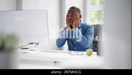 Frustrierter Geschäftsmann Mit Bürocomputer. Schockierter Arbeiter Stockfoto