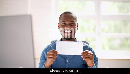 Gehaltsscheck, Gehaltsscheck Oder Versicherungsscheck In Der Hand Halten Stockfoto