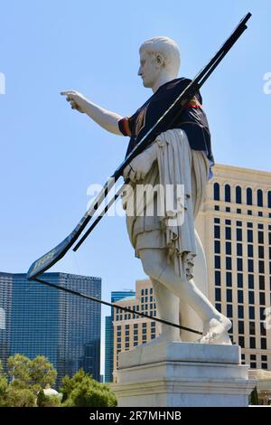 Vegas Golden Knights Trikot und Eishockeyschläger auf einer Statue von Caesar vor dem zweiten Spiel im NHL Conference Finals Paradise Las Vegas Nevada USA Stockfoto