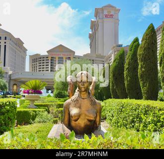 Goldene Statue in Gärten vor dem Caesars Palace Hotel und Casino Las Vegas Nevada USA Stockfoto