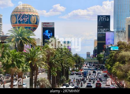 Montgolfier Balloon Paris Hotel und Kasino sowie Radfahrer, die vom Las Vegas Boulevard über die Fußgängerbrücke Las Vegas Nevada USA auf dem Las Vegas Strip unterwegs sind Stockfoto