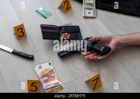 Beweismarkierungen auf dem Boden mit Blutpfütze Stockfoto