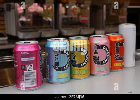 Eine Auswahl an Dalton's Fizzy Drinks im Street Food Circus, Roath Yard, Cardiff Stockfoto