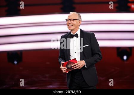 München, Deutschland. 16. Juni 2023. Christoph Süß, Moderator, spricht im Prinzregententheater während der Verleihung der Bayerischen Filmpreise. Kredit: Matthias Balk/dpa/Alamy Live News Stockfoto