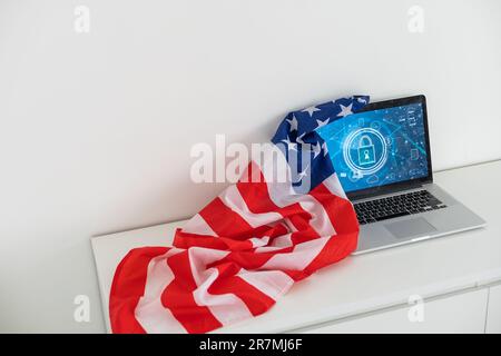 Cybersicherheit und Netzwerkschutz mit Experten für Cybersicherheit, die an einem sicheren Internetzugriff arbeiten, um den Server vor Cyberkriminalität zu schützen. Stockfoto
