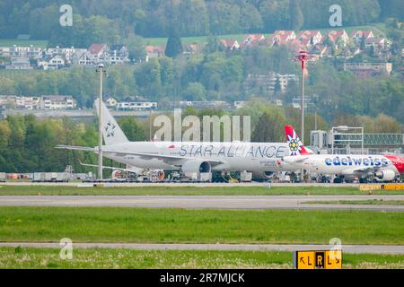 Zürich, Schweiz, 2. Mai 2023 9V-SWI Singapore Airlines die Boeing 777-312ER wird am Gate geparkt Stockfoto