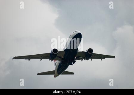 Zürich, Schweiz, 2. Mai 2023 G-EUPG British Airways Airbus A319-131 startet von Landebahn 28 Stockfoto