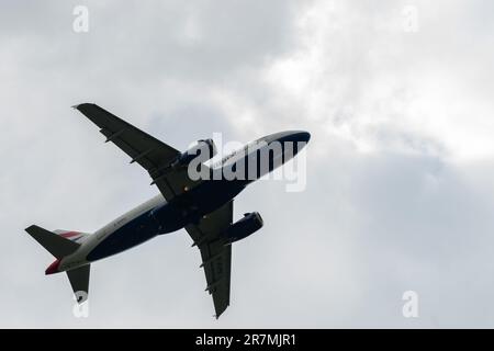 Zürich, Schweiz, 2. Mai 2023 G-EUPG British Airways Airbus A319-131 startet von Landebahn 28 Stockfoto