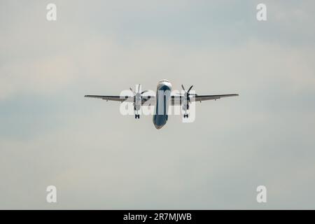 Zürich, Schweiz, 2. Mai 2023 9A-CQC Croatia Airlines Bombardier Dash8-Q402 Turboprop-Flugzeug startet von Landebahn 28 Stockfoto