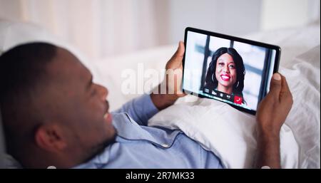 Mann Videochats Und -Gespräche Auf Einem Tablet Stockfoto