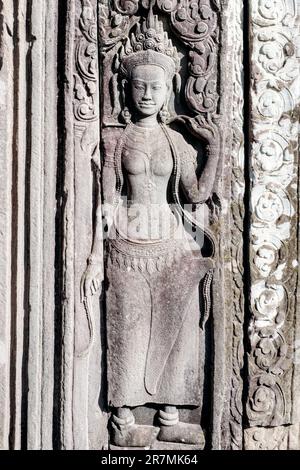 Ein skulpturelles Bild einer Frau an der Mauer eines alten Tempels in Kambodscha, ein Steinrelief. Stockfoto