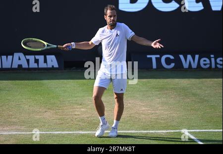 Stuttgart, Deutschland. 16. Juni 2023. Tennis: ATP-Tour - Stuttgart, Singles, Männer, Quarterfinals. Gasquet (Frankreich) - Struff (Deutschland). Richard Gasquet reagiert. Kredit: Marijan Murat/dpa/Alamy Live News Stockfoto