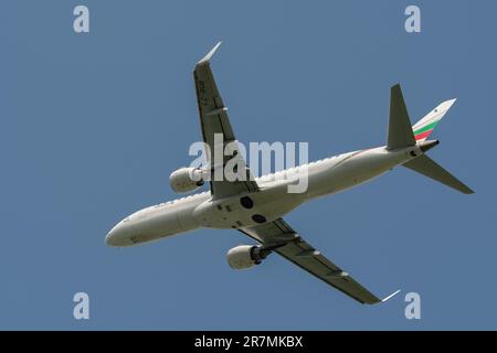 Zürich, Schweiz, 2. Mai 2023 LZ-BUR Bulgaria Air Embraer E190-AR, Start von Landebahn 28 Stockfoto