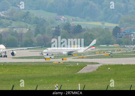 Zürich, Schweiz, 2. Mai 2023 LZ-BUR Bulgaria Air Embraer E190-AR Aircraft fährt zu seiner Position Stockfoto