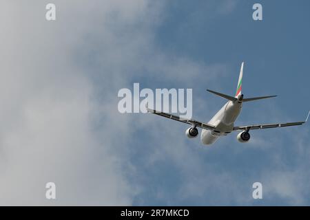Zürich, Schweiz, 2. Mai 2023 LZ-BUR Bulgaria Air Embraer E190-AR, Start von Landebahn 28 Stockfoto
