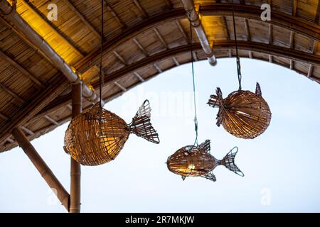 Traditioneller Lampenschirm aus Bambusgewebe in Fischform Stockfoto