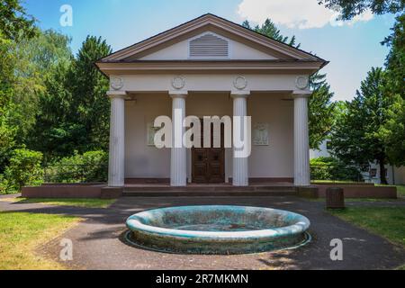 Reisen, Deutschland, Hessen, Bad Homburg vor der Höhe, Gustavsgarten, Juni 16. Säulen in der Stille: Der Dorische Tempel in Homburg vor der Höhe, ein Stockfoto