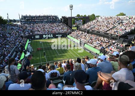 Stuttgart, Deutschland. 16. Juni 2023. Tennis: ATP-Tour - Stuttgart, Singles, Männer, Quarterfinals. Gasquet (Frankreich) - Struff (Deutschland). Zuschauer auf der Tribüne. Kredit: Marijan Murat/dpa/Alamy Live News Stockfoto