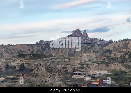 Ein Bild des Uchisar Castle aus der Stadt Goreme. Stockfoto