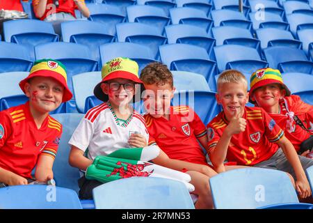 Cardiff, Großbritannien. 20. November 2022. Junge Wales-Fans posieren für ein Foto vor dem UEFA Euro Qualifiers-Spiel Wales gegen Armenien im Cardiff City Stadium, Cardiff, Großbritannien, 16. Juni 2023 (Foto von Gareth Evans/News Images) in Cardiff, Großbritannien, am 11./20. Juni 2022. (Foto: Gareth Evans/News Images/Sipa USA) Guthaben: SIPA USA/Alamy Live News Stockfoto