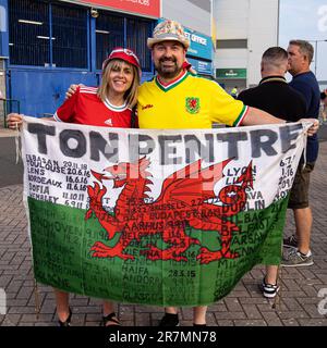 Walisische Fans vor dem Cardiff City Stadium vor dem Spiel. Wales gegen Armenien am 16. Juni 2023 in einem UEFA EURO 2024 Qualifier im Cardiff City Stadium. Kredit: Lewis Mitchell/Alamy Live News Stockfoto