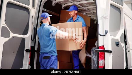 Lkw-Umzugswagen Laden Van Kisten Und Umzug Haus Stockfoto