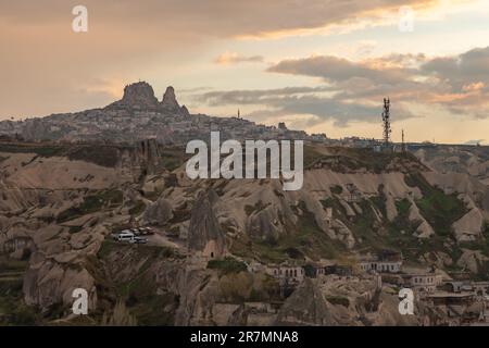 Ein Bild des Uchisar Castle bei Sonnenuntergang aus der Stadt Goreme. Stockfoto