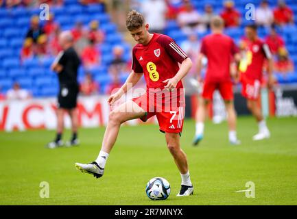 David Brooks von Wales erwärmt sich vor dem UEFA Euro 2024 Qualifying Group D Match im Cardiff City Stadium in Cardiff. Foto: Freitag, 16. Juni 2023. Stockfoto