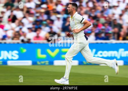 Birmingham, England. 16. Juni 2023. Australiens Josh Hazelwood während des ersten Ashes-Tests in Edgbaston. Das Bild sollte lauten: Ben Whitley/Alamy Live News. Stockfoto