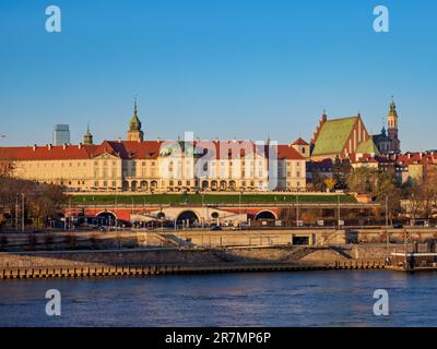 Blick über die Weichsel in Richtung Königliches Schloss bei Sonnenaufgang, Warschau, Masowisches Woiwodschaft, Polen Stockfoto