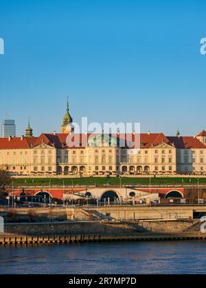 Blick über die Weichsel in Richtung Königliches Schloss bei Sonnenaufgang, Warschau, Masowisches Woiwodschaft, Polen Stockfoto