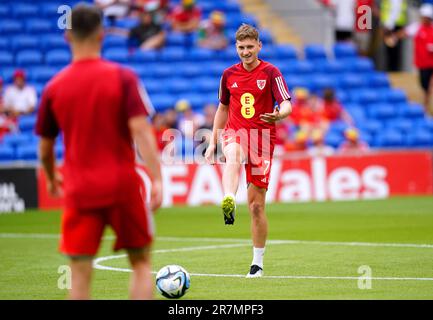 David Brooks von Wales erwärmt sich vor dem UEFA Euro 2024 Qualifying Group D Match im Cardiff City Stadium in Cardiff. Foto: Freitag, 16. Juni 2023. Stockfoto