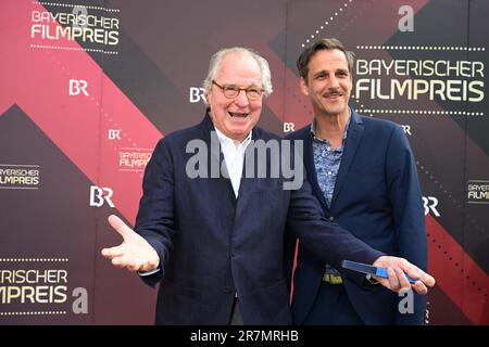 München, Deutschland. 16. Juni 2023. Die Schauspieler Friedrich von Thun (l) und Max von Thun kommen zur Verleihung des Bayerischen Filmpreises im Prinzregententheater. Der Preis (Pierrot) wird seit 1979 für „herausragende Leistungen in der deutschen Filmemacherei“ verliehen. Kredit: Felix Hörhager/dpa/Alamy Live News Stockfoto