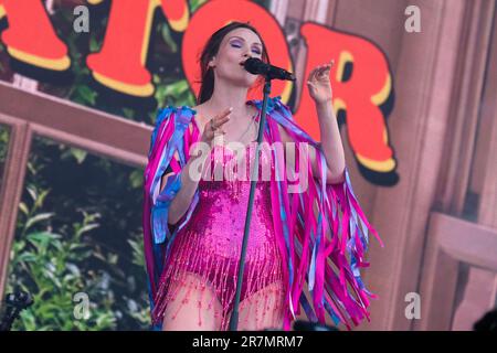 Newport, Großbritannien. 16. Juni 2023. „Disco Queen“, englische Sängerin, Songwriterin und Model Sophie Michelle Ellis-Bextor, live auf der Bühne des Isle of Wight Festivals in Newport. Kredit: SOPA Images Limited/Alamy Live News Stockfoto