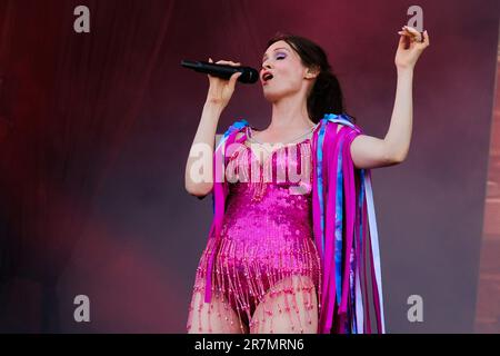 Newport, Großbritannien. 16. Juni 2023. „Disco Queen“, englische Sängerin, Songwriterin und Model Sophie Michelle Ellis-Bextor, live auf der Bühne des Isle of Wight Festivals in Newport. Kredit: SOPA Images Limited/Alamy Live News Stockfoto