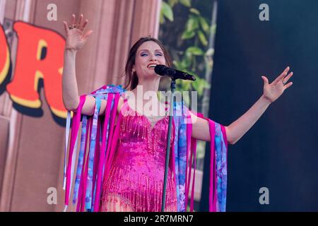 Newport, Großbritannien. 16. Juni 2023. „Disco Queen“, englische Sängerin, Songwriterin und Model Sophie Michelle Ellis-Bextor, live auf der Bühne des Isle of Wight Festivals in Newport. Kredit: SOPA Images Limited/Alamy Live News Stockfoto