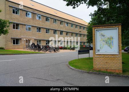 AARHUS, DÄNEMARK -25. AUGUST 2022 - Blick auf den Campus der Aarhus-Universität (AU), der zweitältesten und größten Universität Dänemarks. Stockfoto