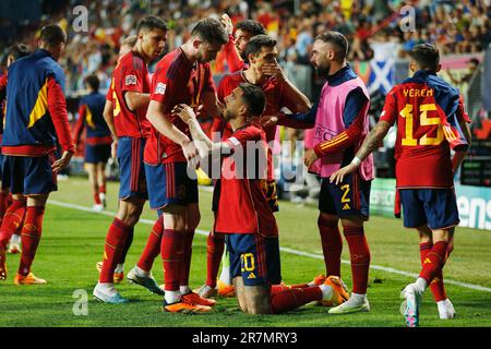 Enschede, Niederlande. 15. Juni 2023. Joselu (ESP) Fußball : Joselu feiert sein Tor mit Teamspielern beim Halbfinalspiel der UEFA Nations League zwischen Spanien 2-1 Italien im FC Twente Stadion in Enschede, Niederlande . Kredit: Mutsu Kawamori/AFLO/Alamy Live News Stockfoto