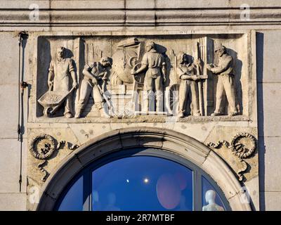 Sozialistische Realismus-Linderung in der Piekna-Straße, Warschau, Masowische Woiwodschaft, Polen Stockfoto