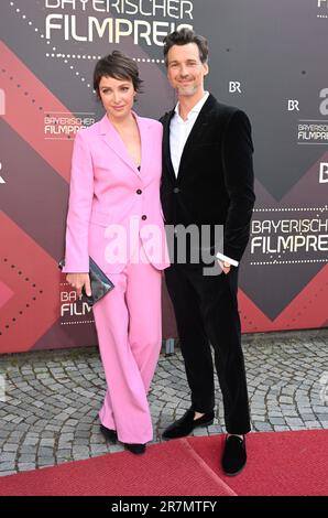 München, Deutschland. 16. Juni 2023. Schauspielerin Julia Koschitz und Schauspieler Florian David Fitz nehmen an der Zeremonie der Bayerischen Filmpreise im Prinzregententheater Teil. Kredit: Felix Hörhager/dpa/Alamy Live News Stockfoto