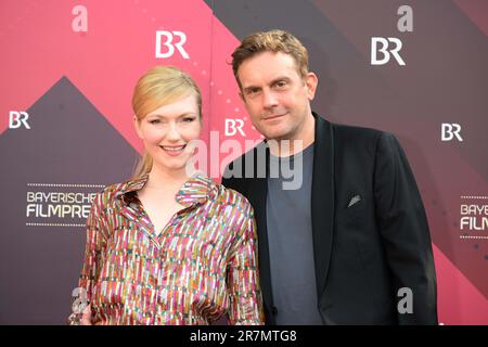 München, Deutschland. 16. Juni 2023. Schauspieler Sebastian Bezzel und seine Frau Johanna Christine Gehlen nehmen an der Zeremonie der Bayerischen Filmpreise im Prinzregententheater Teil. Kredit: Felix Hörhager/dpa/Alamy Live News Stockfoto
