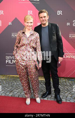München, Deutschland. 16. Juni 2023. Schauspieler Sebastian Bezzel und seine Frau Johanna Christine Gehlen nehmen an der Zeremonie der Bayerischen Filmpreise im Prinzregententheater Teil. Kredit: Felix Hörhager/dpa/Alamy Live News Stockfoto