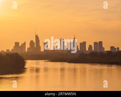 Blick über die Weichsel in Richtung Skyline des Stadtzentrums bei Sonnenuntergang, Warschau, Masowisches Woiwodschaft, Polen Stockfoto