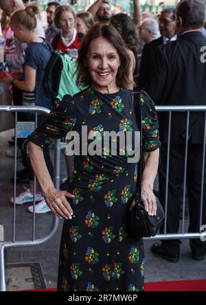 Dame Arlene Phillips besucht die Galaabend für „Grease the Musical“ im Dominion Theatre in London. Stockfoto