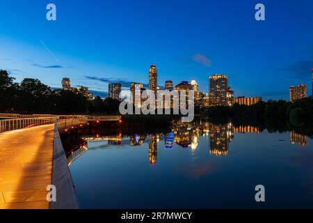 Die Blue Hour von der Promenade rund um den Lady Bird Lake (Town Lake) in Austin, TX Stockfoto